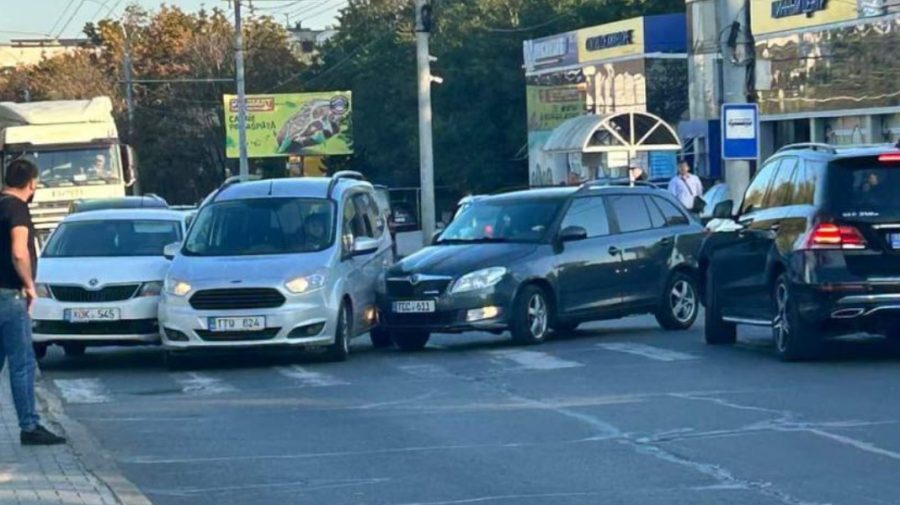 Trei automobile, implicate într-un accident rutier, în Capitală. Imagini video cu momentul impactului
