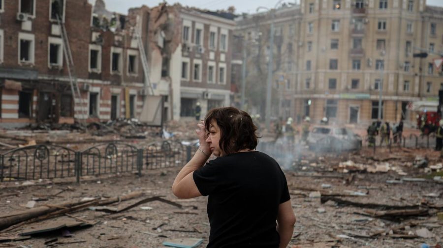 Ucraina: Rusia a bombardat un bloc de locuinţe din Harkov. Trei persoane au murit şi 34 au fost rănite