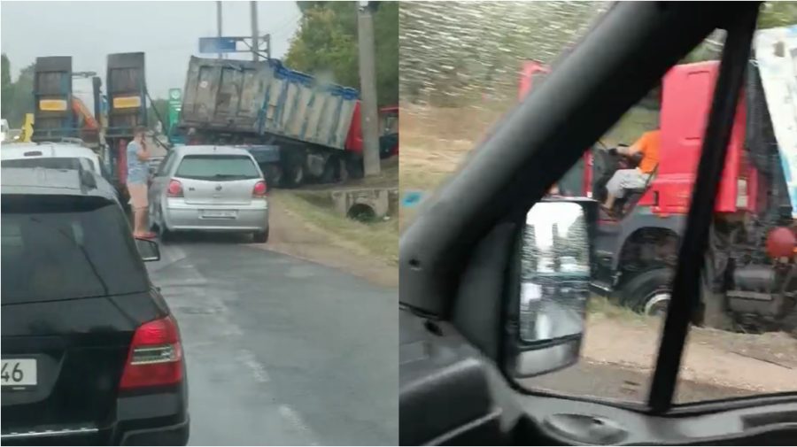 VIDEO Accident rutier în raionul Orhei: Un Kamaz a ajuns într-un șanț. O persoană a avut de suferit