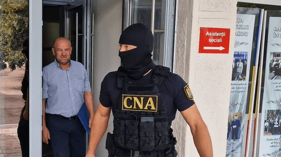VIDEO Primele declarații făcute de arhitectul șef al Primăriei Soroca, fiind escortat de CNA: „Sunt doar bănuieli”