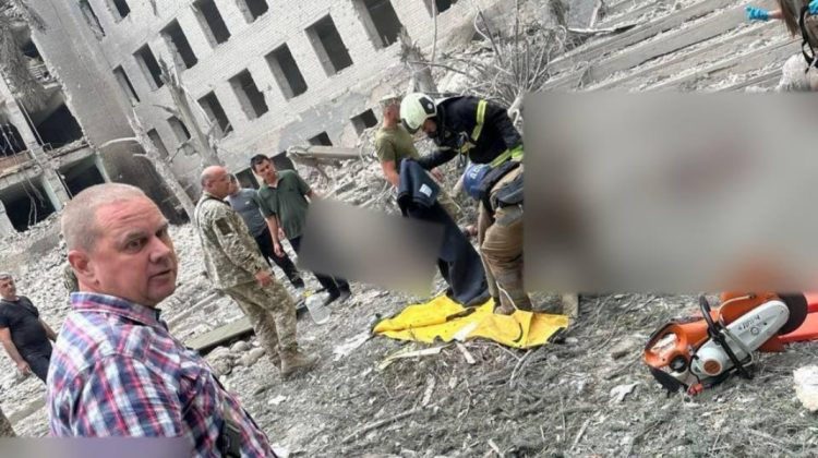 Morți și răniți după ce rușii au bombardat o școală și un spital din Ucraina. Oamenii n-au reușit să se ascundă