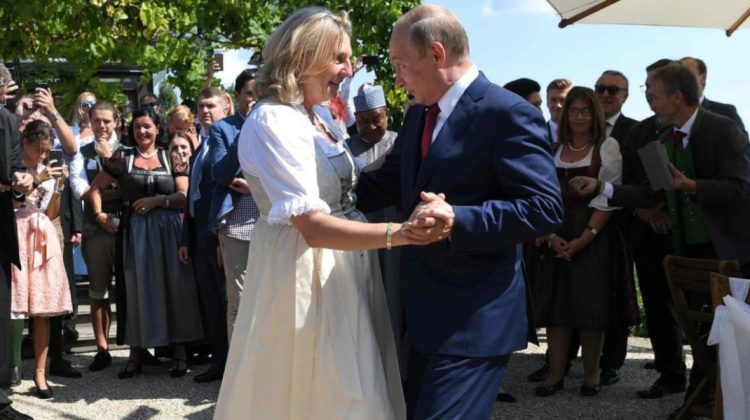”Ambasadoarea tigrilor siberieni”. Jobul oferit de Putin fostei ministre austriece cu care a dansat la nunta ei