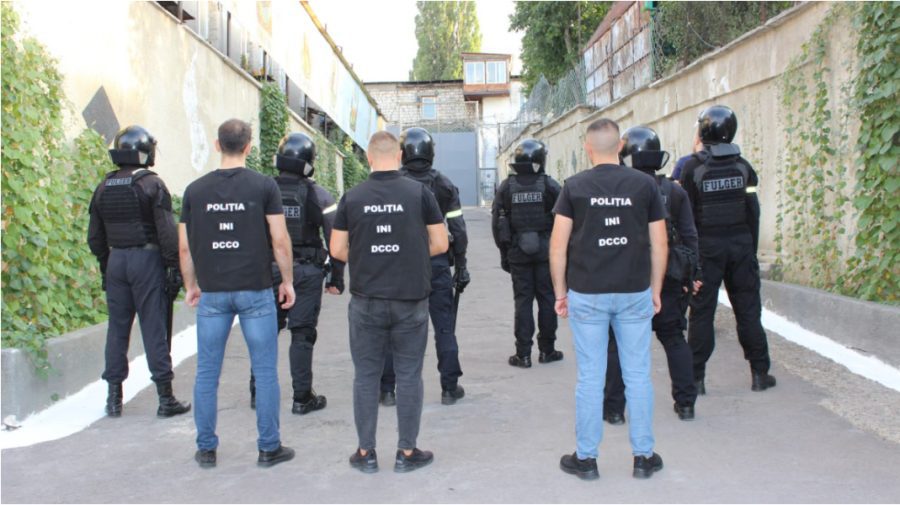 VIDEO Percheziții în Penitenciarul nr.6 Soroca. Trei deținuți și rudele acestora, luați pe sus de oamenii legii