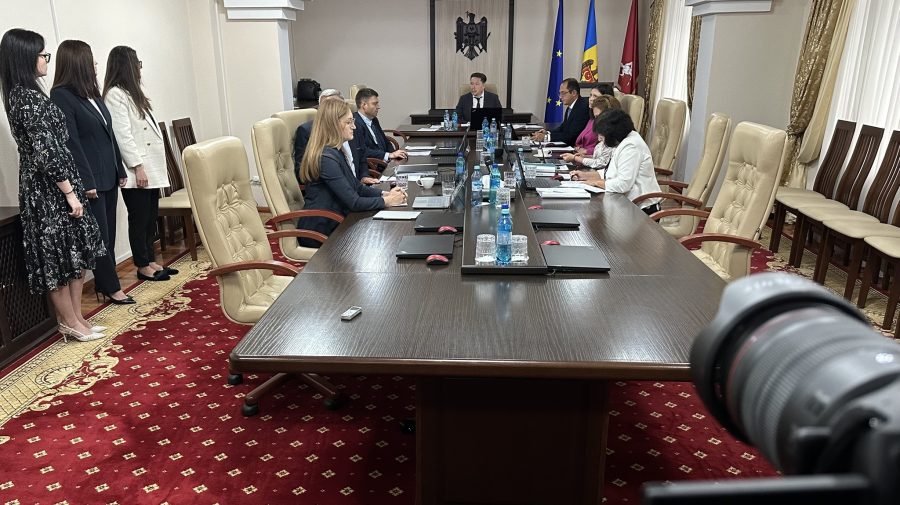 VIDEO Trei magistrați, care vor activa în cadrul Judecătoriei Chișinău, au depus jurământul