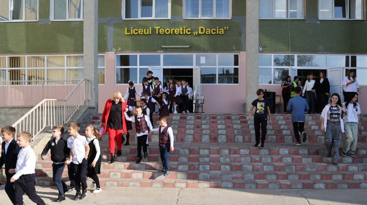 VIDEO Elevii și profesorii Liceului Teoretic „DACIA”, evacuați din instituție. Ce s-a întâmplat