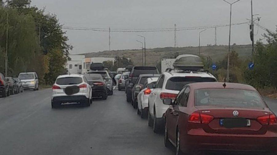 Aglomerație în punctul de trecere a frontierei Leușeni-Albița: Zeci de mașini așteaptă să iasă din Moldova