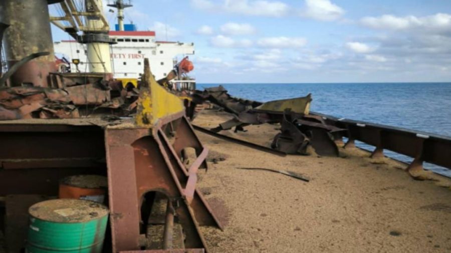 FOTO Rușii au lovit cu o rachetă o navă civilă ucraineană din Marea Neagră care transporta grâu