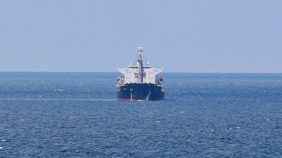 O navă rusească încărcată cu explozibil trimite semnale SOS în apropierea coastei britanice. Nu e primită în porturi
