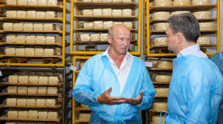 O fabrică de lactate din raionul Rîșcani, vizitată de prim-ministru. Despre ce s-a discutat cu angajații