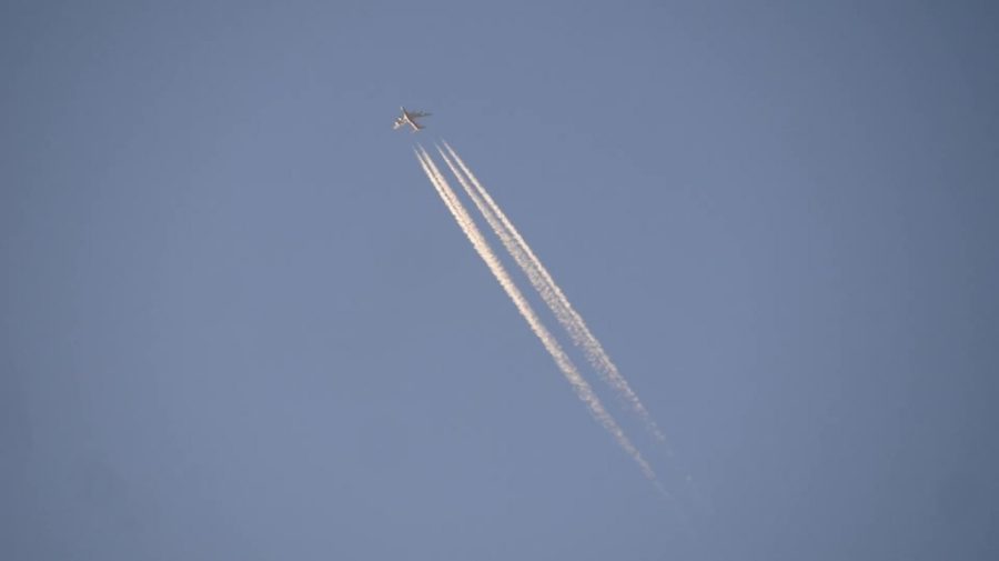 Nu e nicio conspirație la mijloc! Dârele albe lăsate de avioane pe cer vor fi monitorizate