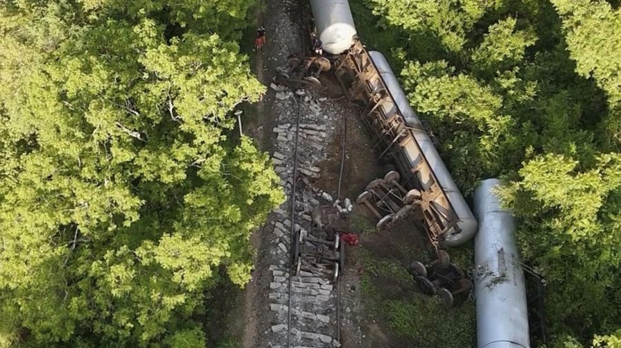 FOTO Un tren care transporta combustibil în Sri Lanka a deraiat după o coliziune cu o turmă de elefanţi
