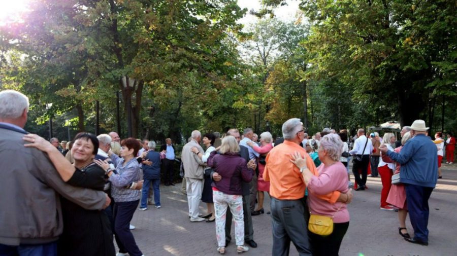 Muzică, dans și voie bună. Seniorii din Capitală, invitați la o nouă ediție a spectacolelor muzicale de weekend
