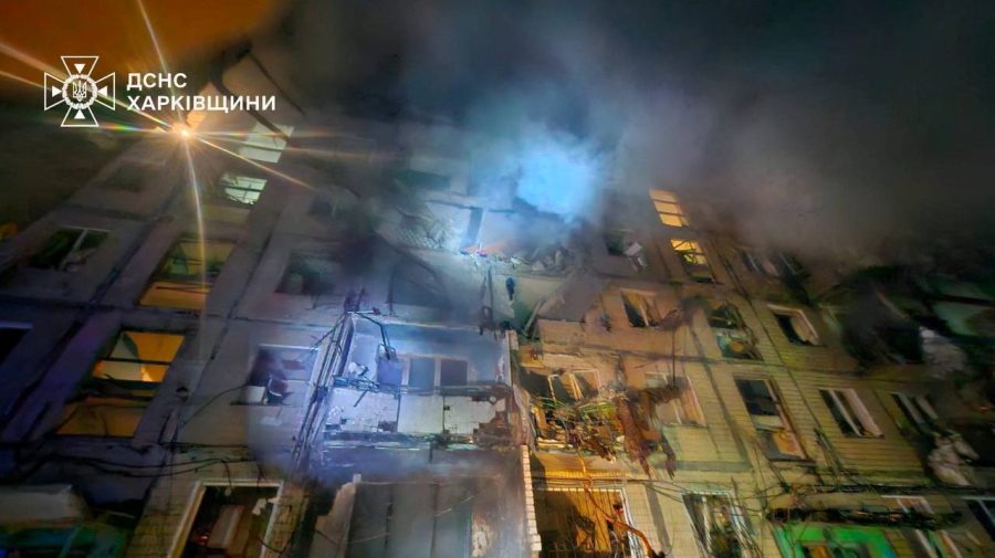VIDEO Rușii au bombardat Harkov: Mai multe clădiri au fost distruse, iar o parte a oraşului a rămas fără electricitate
