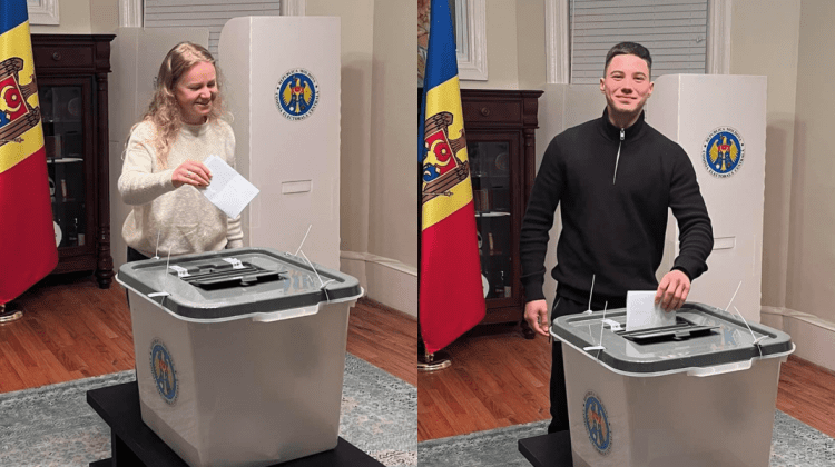 Primii alegători la secția de votare din Washington DC
