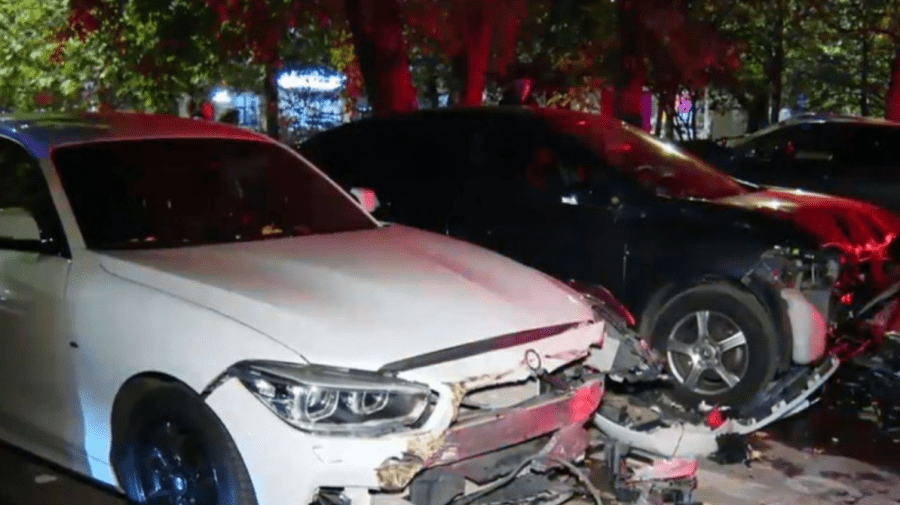 O șoferiță a pierdut controlul volanului și a lovit 13 mașini parcate. Cum s-a produs impactul
