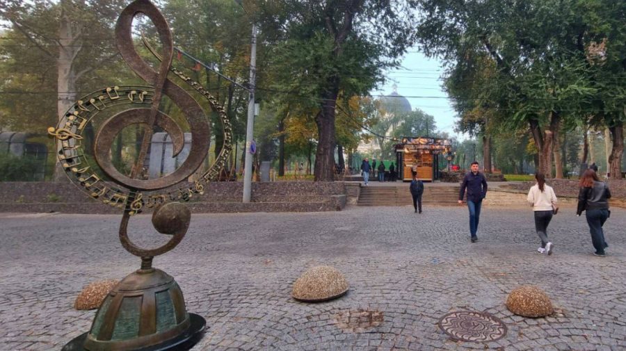 FOTO Schimbări pe strada pietonală: A fost instalat un bust din bronz în formă de „cheia sol”