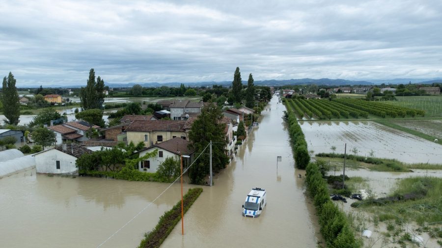 FOTO Inundații puternice în Italia și Franța: mașini luate de ape, zone inundate și oameni urcați pe acoperișuri