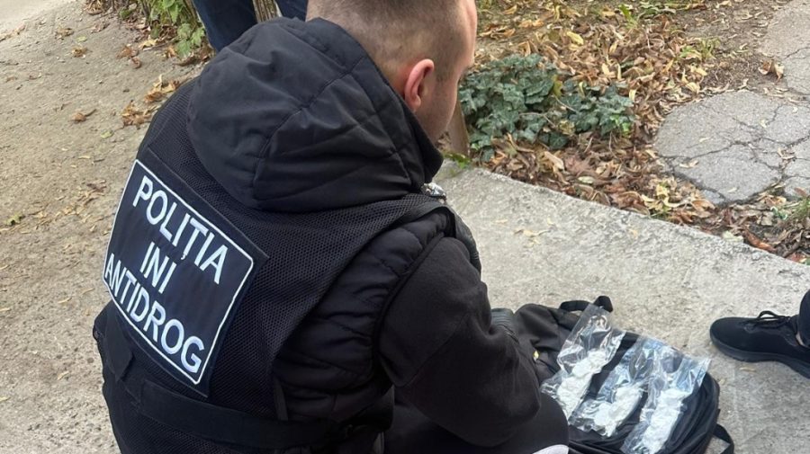 VIDEO Droguri de peste 15 milioane de lei, găsite acasă la doi moldoveni. Ambii au fost plasați în arest