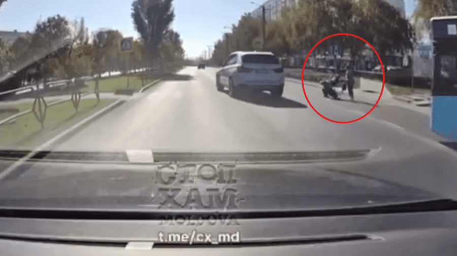 VIDEO Un șofer din Chișinău, care nu a acordat prioritate pietonilor, sancționat. S-a ales cu și puncte de penalizare
