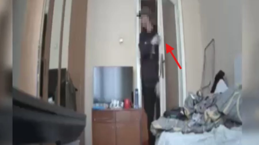 VIDEO Bunuri de peste 28 000 lei, furate dintr-un apartament din Chișinău. Poliția are doi suspecți