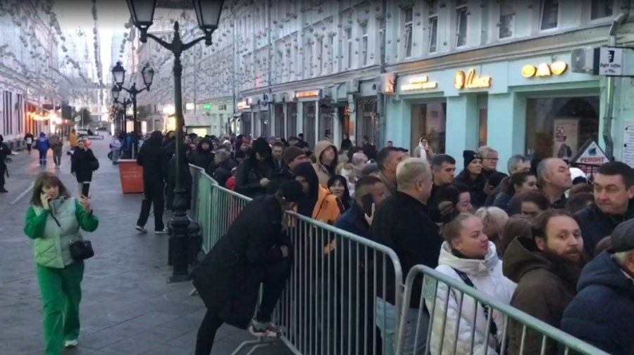 VIDEO Moscova: Internet gratis, boxe și invitații la un eveniment închis într-o cafenea, pentru moldovenii care votează