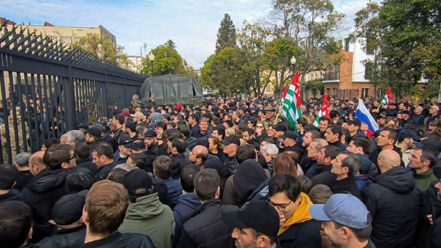 Liderul Abhaziei a demisionat. Reacția Moscovei, după ce protestatarii au ocupat Parlamentul