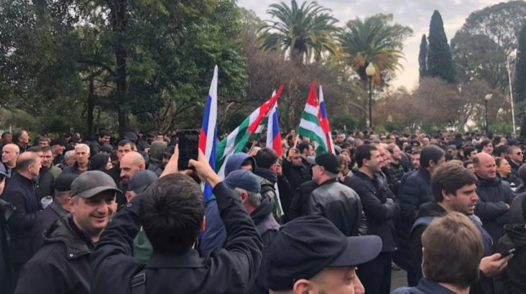 VIDEO Proteste anti-ruse în regiunea separatistă Abhazia. Poarta parlamentului local, dărâmată cu un camion