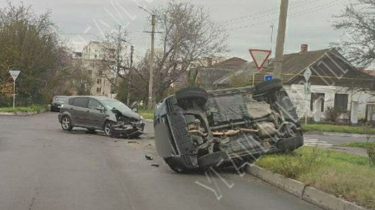 FOTO Accident în regiunea transnistreană. Un Lexus s-a lovit într-un automobil și s-a inversat