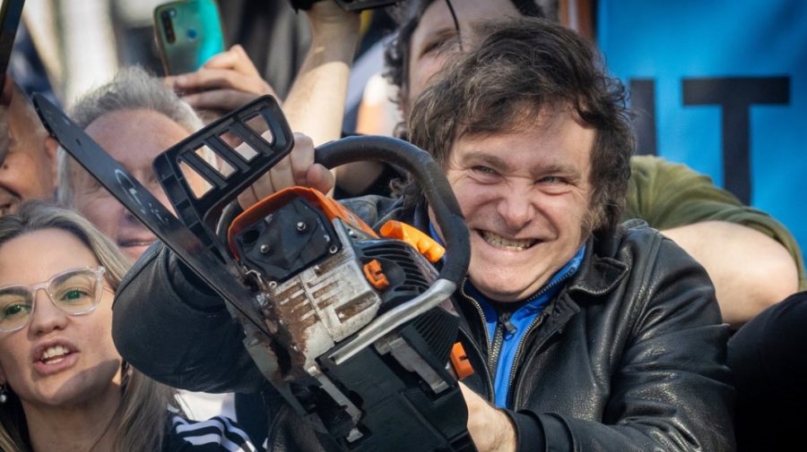 FOTO Președintele Argentinei i-a oferit prim-ministrei Italiei un cadou ciudat: o figurină cu o drujbă…