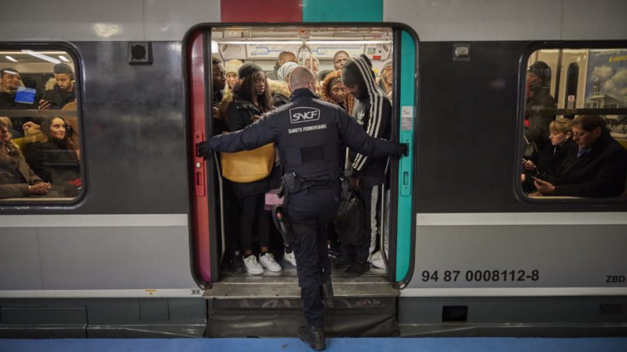 Atac violent cu toporul într-o stație de tren din apropiere de Paris: patru răniți, unul dintre ei și-a pierdut mâna