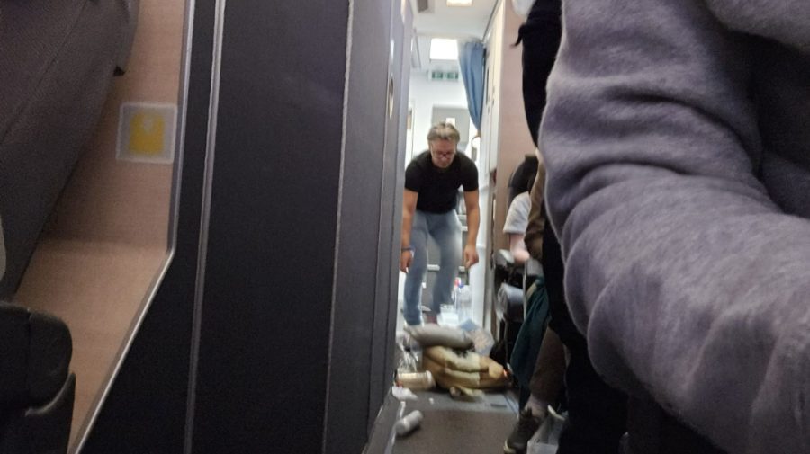 VIDEO Momentul în care pasagerii unui avion sunt ridicați de pe scaune de turbulențe: „Am crezut că o să murim”