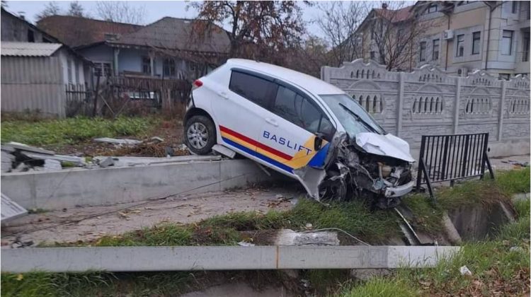 FOTO Accident în comuna Grătiești. Un automobil a fost grav avariat, după ce s-a izbit într-un stâlp