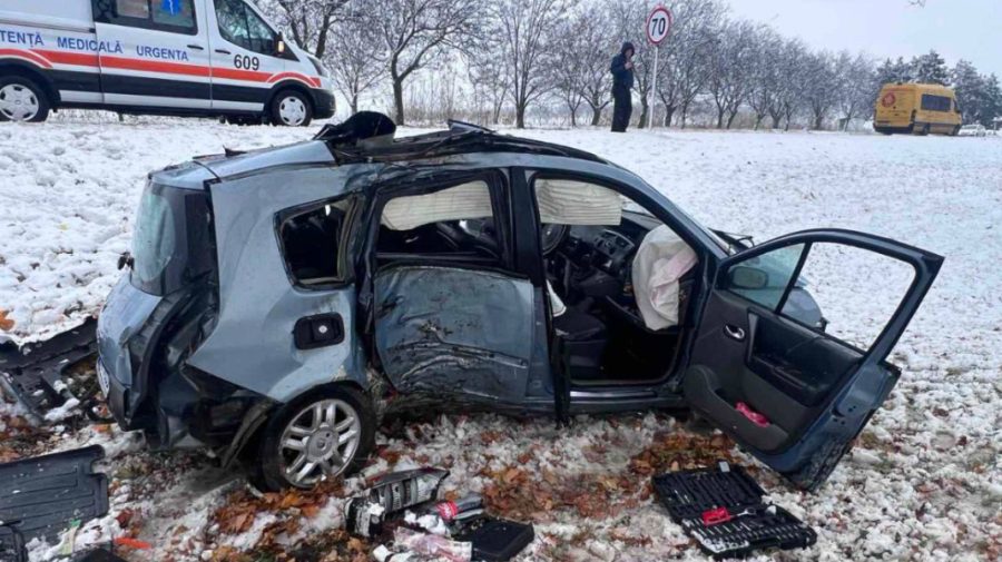 VIDEO Accident grav în raionul Sîngerei. Un automobil s-a tamponat într-un copac