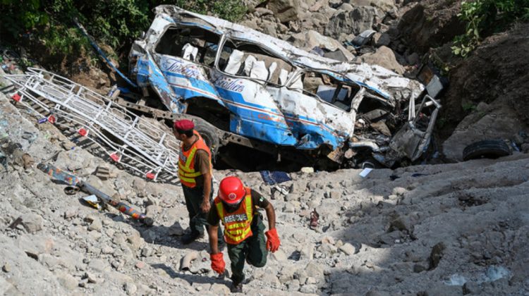 FOTO Nuntă cu final tragic în Pakistan. 14 persoane au murit, după ce autobuzul în care se aflau a căzut în râu