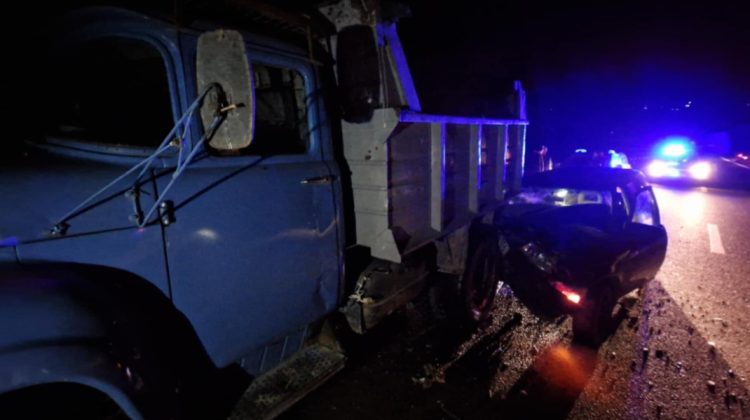 FOTO Accident violent la Soroca. Un automobil s-a tamponat într-un camion