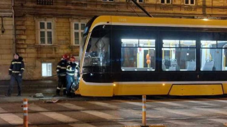 Accident grav în Timișoara cu două tramvaie şi două maşini. Un vatman a rămas încarcerat, iar o femeie a fost rănită