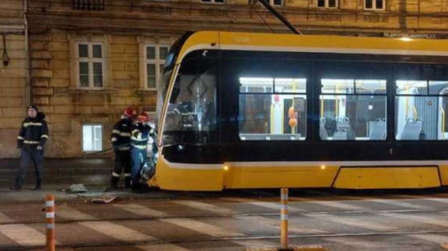 Accident grav în Timișoara cu două tramvaie şi două maşini. Un vatman a rămas încarcerat, iar o femeie a fost rănită