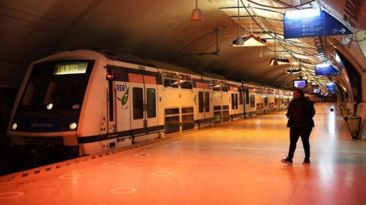 Bătaie cu toporul într-un tren, lângă Paris: Cel puțin patru persoane au fost rănite