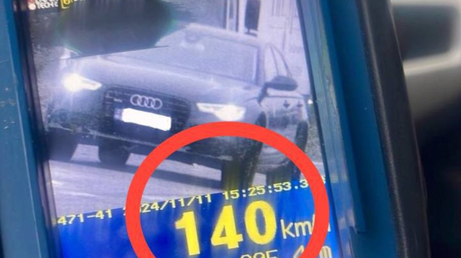 Fără permis de conducere și cu 140 km/h. Un tânăr riscă amendă dublă
