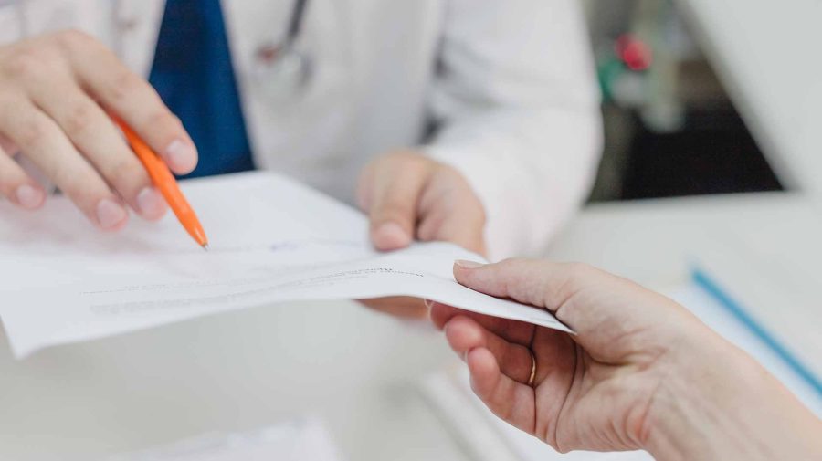 Directoarea unui centru medical, pe banca acuzaților. În pandemie ar fi ajutat ruși să vină în țară, evitând carantina
