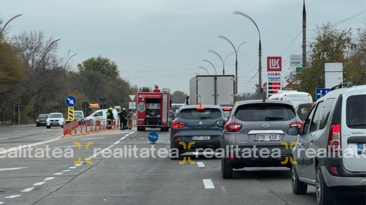 VIDEO ”Bâltoacă” cu motorină pe strada Calea Basarabiei. Două mașini au fost avariate