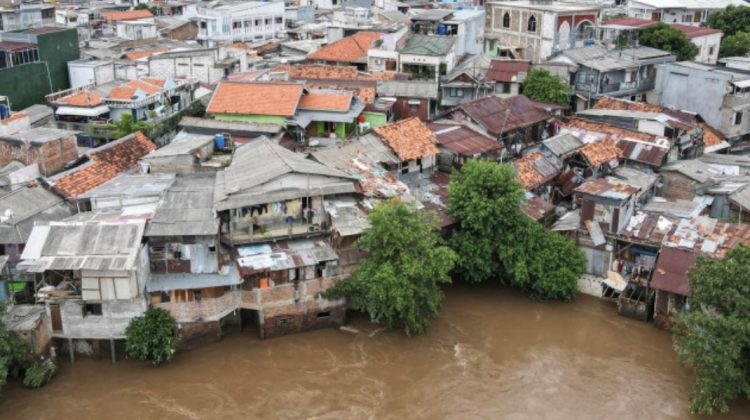 Dezastru în Indonezia. Inundațiile până la brâu și alunecările de teren au lăsat victime