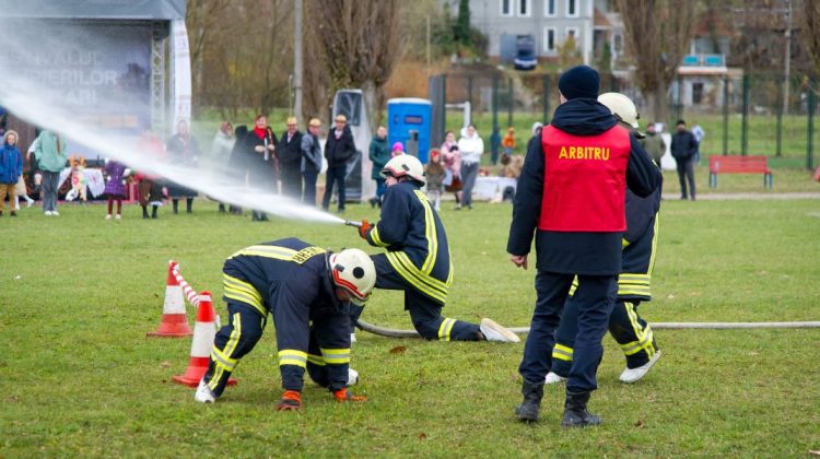 Peste 150 de pompieri, reuniți la o competiție în raionul Strășeni. Aceștia au concurat la trei probe specifice