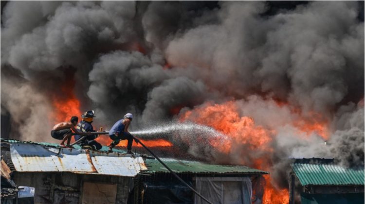 FOTO Incendiu masiv în Filipine. Cel puțin 2.000 de familii au rămas fără adăpost în prag de Crăciun