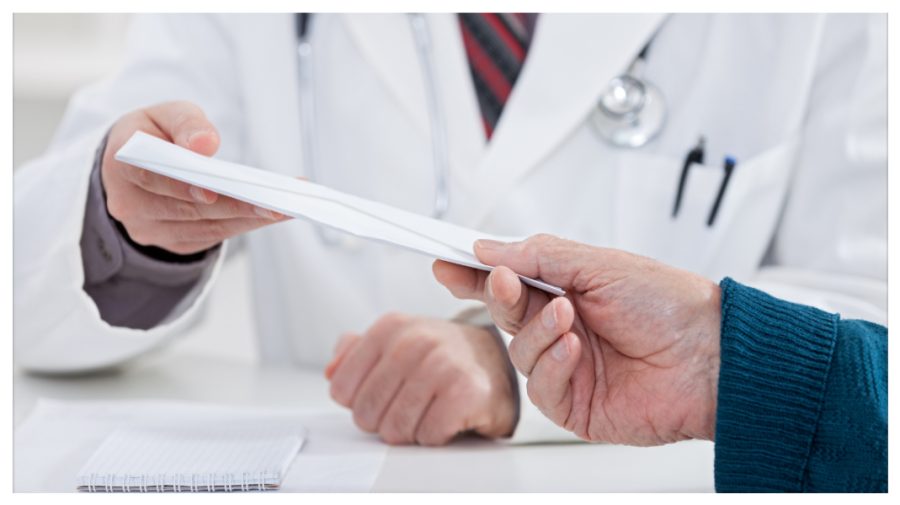 Șef de secție dintr-un spital raional, trimis pe banca acuzaților. Ce riscă pentru corupere pasivă