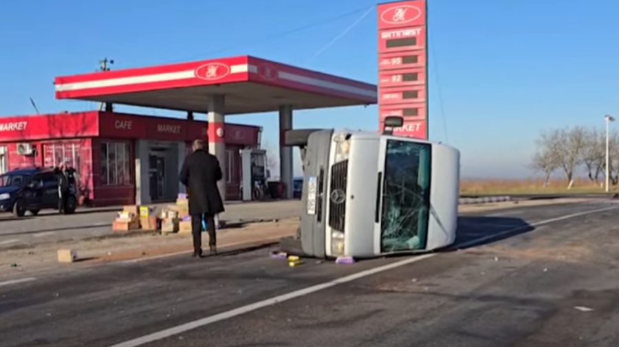 VIDEO Un microbuz s-a răsturnat pe o șosea din nordul Moldovei. Cum s-a produs accidentul