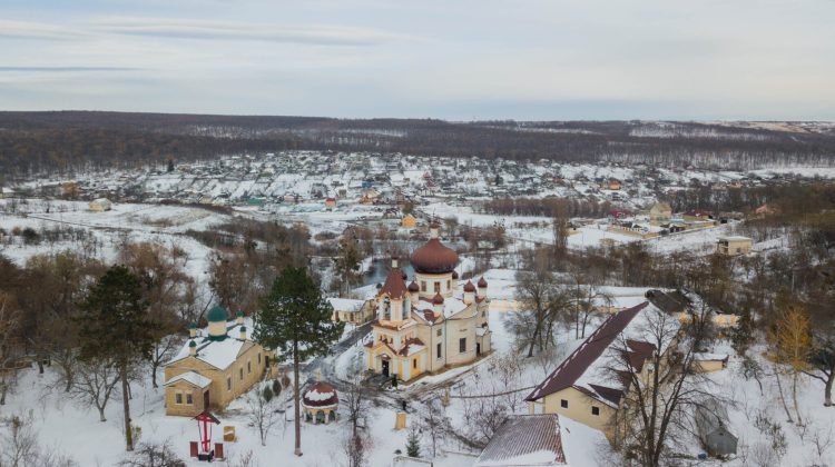 VIDEO Imagini de poveste cu prima ninsoare din Moldova. Poliția vine cu o serie de recomandări pentru șoferi