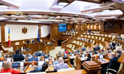 STOP CADRU din Parlament: Deputații au făcut dintr-un proiect privind educația scandal despre pușcărie și înmormântări