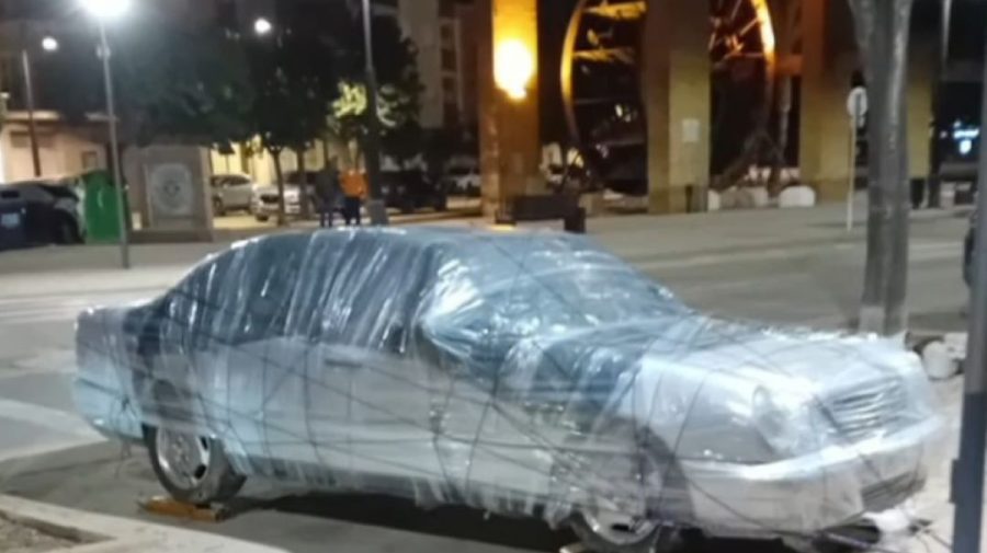Spaniolii își învelesc mașinile cu folie de plastic și le ancorează de stâlpi, pentru a le proteja de viituri