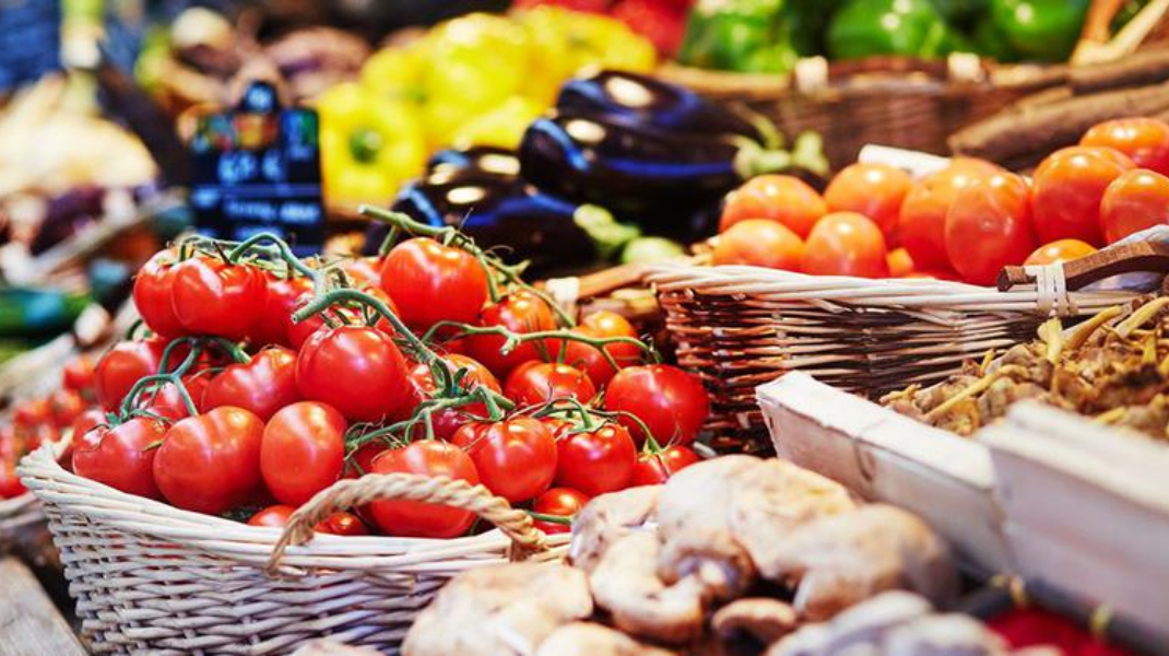 Moldovenii au consumat mai multe legume și lactate în 2025. Ce produse au ajuns mai rar pe masă